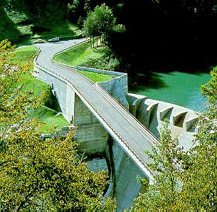 Stausee und Ausgleichsbecken Palagnedra / Storage lake and compensation basin of Palagnedra: Wir sind daran, das Ladeproblem dieses Bildes zu beheben / Actually this picture fails to be loaded - we will fix this problem as soon as possible